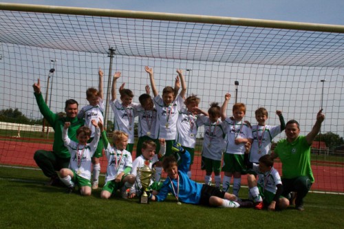 Nach großem Kampf holt unsere F den Pott in den Volkspark