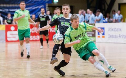 Cheftrainer hält Telefonkontakt