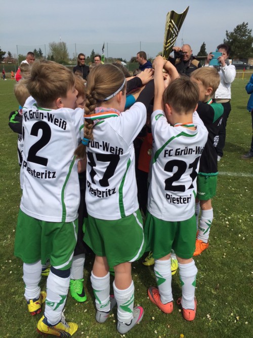 Mit Teamgeist zum Pokalsieg - F holt Pott in den Volkspark !