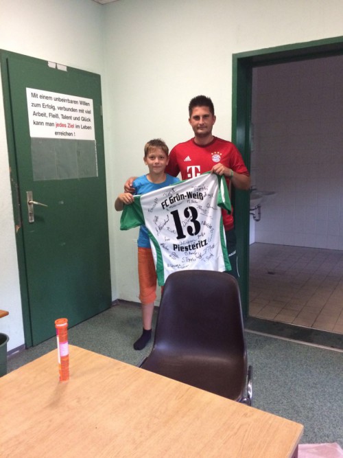 Trikotübergabe als Dankeschön