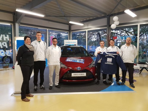 Neue Winterjacken für die A-Jugend