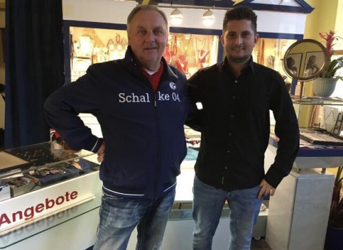 Frank Scholz erhält Präsent von Ulli Potofski