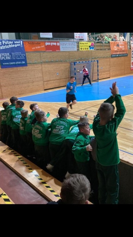 Kleine Kicker bei großen Handballern zu Gast