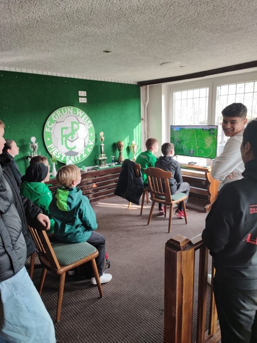 Mattis Becker und Pia Luise Paul sind eFußball Volkspark-Champions