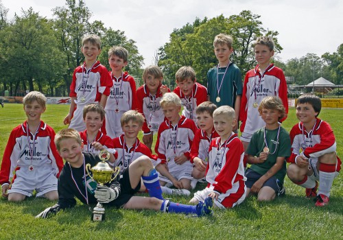 ...den Titel verteidigt...